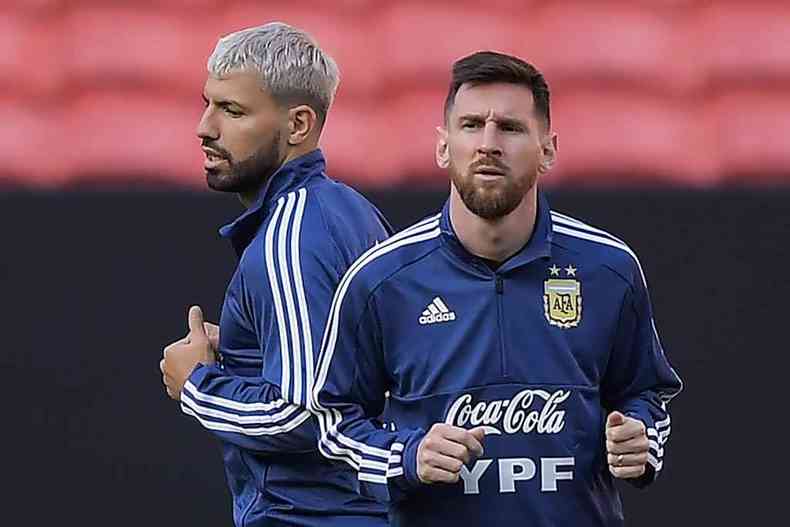  Pressionados, astros Agero e Messi tm a misso de levar a equipe albiceleste ao triunfo(foto: Carl de Souza/AFP)