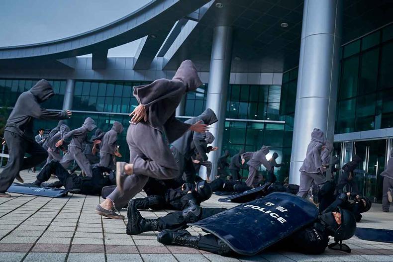 Policiais esto no cho, pisoteados por mortos-vivos, em cena do filme A maldio - despertar dos mortos 