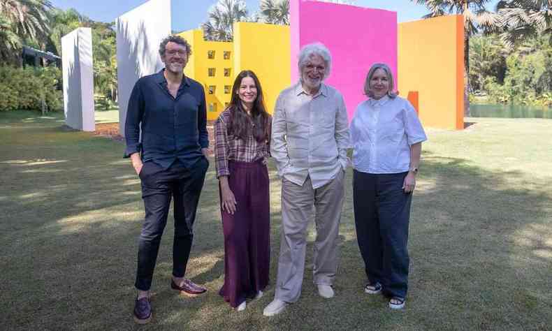 Em Inhotim, Lucas Pessa, Paula Azevedo, Bernardo Paz e Julieta Gonzlez posam em frente a instalao ao ar livre com as cores rosa-choque, amarelo e branco