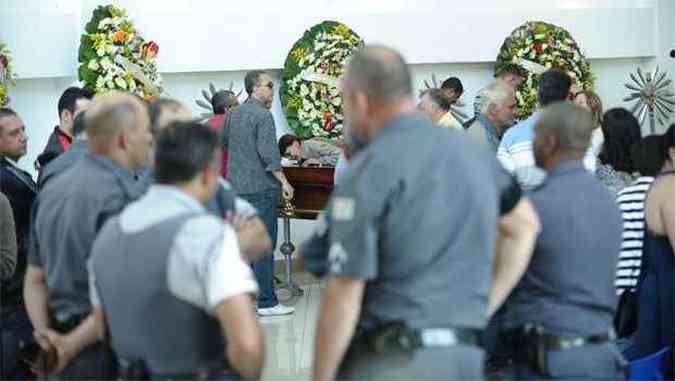 Velrio do casal foi acompanhado por policiais da Rota no Cemiterio Gethsemani Anhanguera, em So Paulo(foto: ADRIANO LIMA/BRAZIL PHOTO PRESS/ESTADAO CONTEUDO)