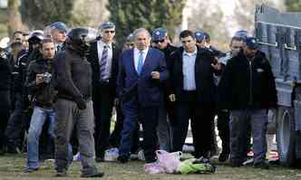 Em visita ao local do atentado, primeiro-ministro israelense informou que o autor tinha relao com o terroristas(foto: MENAHEM KAHANA)