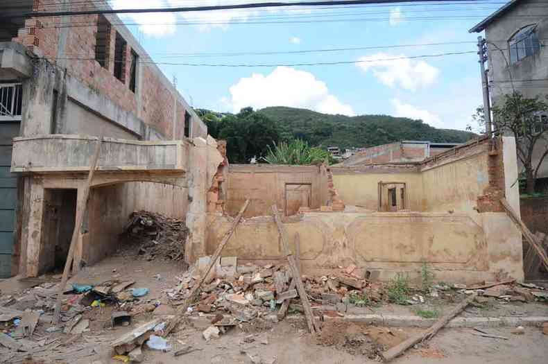 Escombros e casas destruídas pela cheia do Rio das Velhas