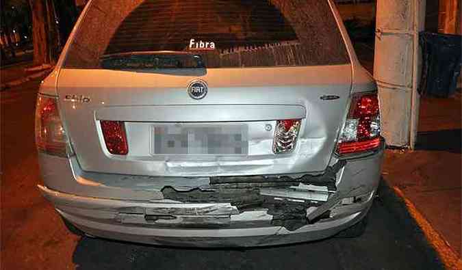 Um carro que estava estacionado na rua tambm foi atingido no acidente(foto: Jornal de Lavras/Divulgao)