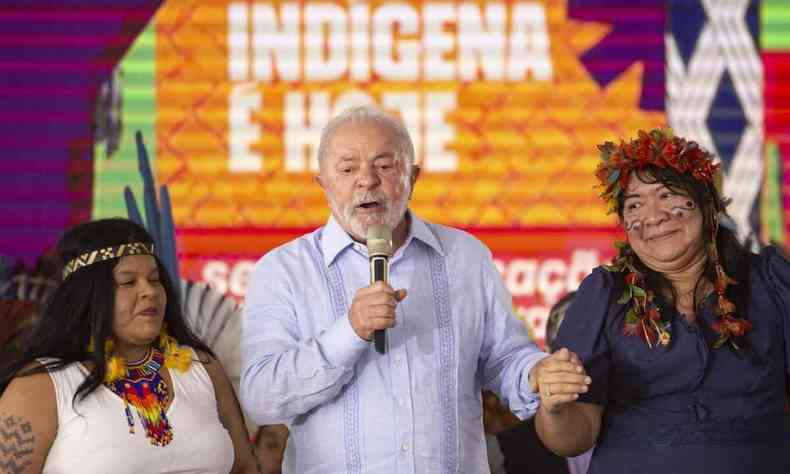  ministra dos Povos Indgenas, Snia Guajajara, o presidente Luiz Incio Lula da Silva e a presidenta da Funai, Jonia Wapchana