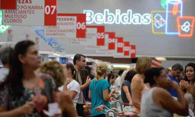  Gastos com alimentao ficaram mais baratos por conta da queda da inflao (foto: Arquivo/Tnia Rgo/Agncia Brasil)