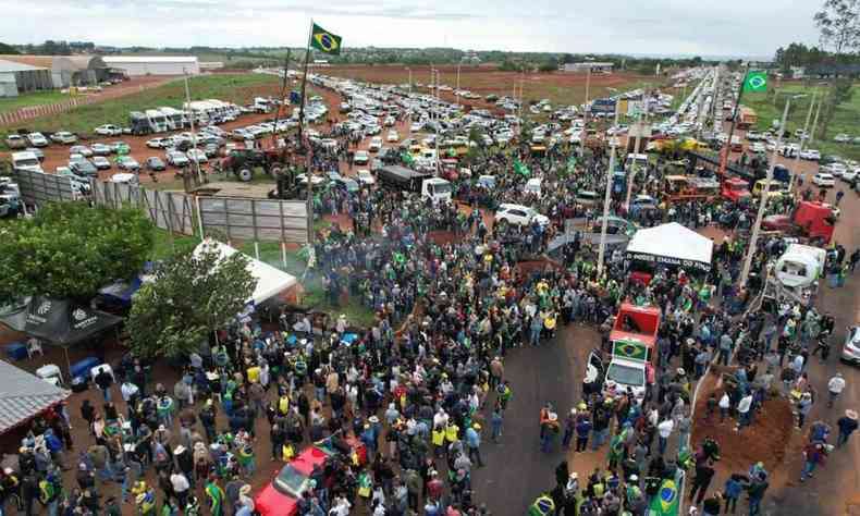 Bolsonaristas realizam bloqueio em umas das entradas de Tangar da Serra (MT)