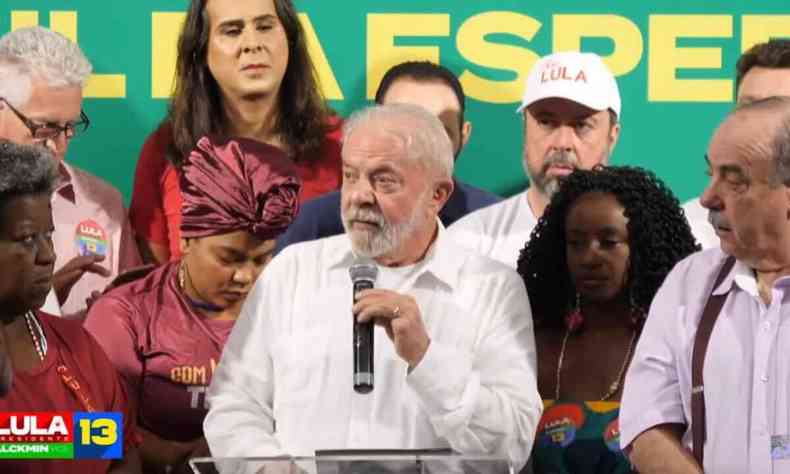 Lula ao lado de apoiadores em BH