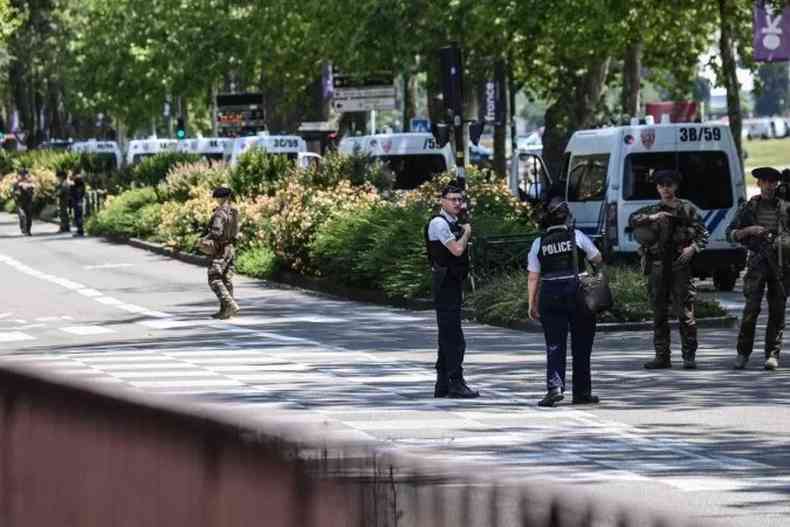 Policiais fazem segurana em parque aps ataque na Frana