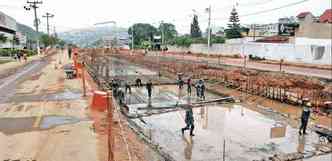 Projetada para ligar a BR-040  267, a via na Zona da Mata no foi acabada e h quem defenda a transformao de metade dela em parque (foto: Fernando Souza/Esp. para o EM - 14/10/09)