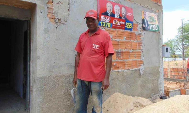 O pedreiro Aguinaldo Soares sempre votou com o PT: %u201CSe Lula ganhar, as coisas poderão melhorar (foto: Luiz Ribeiro/ EM/ D.A. Press) Aguinaldo Soares- Itacarambi