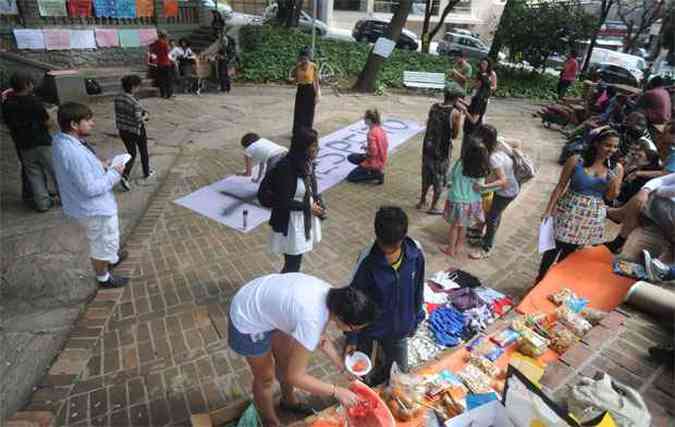 Alm de alimentao, moradores de rua ganharam do movimento roupas e calados(foto: Leandro Couri/EM/D.A Press)