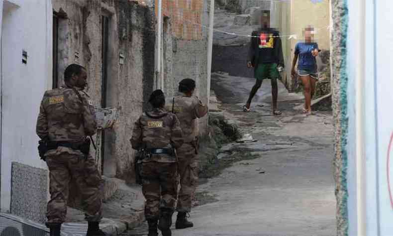 Policiais militares fazem buscas na Vila Me dos Pobres, na Regio de Venda Nova, de onde teria partido ordem para ataques a nibus (foto: Paulo Filgueiras/EM/DA Press)