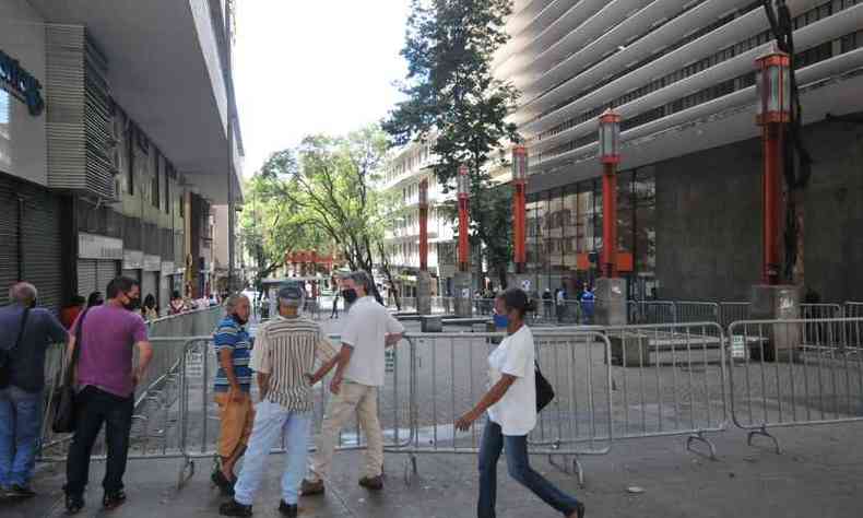 Movimento no Centro de BH: cidade continua com principais atividades comerciantes fechadas(foto: Gladyston Rodrigues/EM/D.A Press - 29/03/2021)
