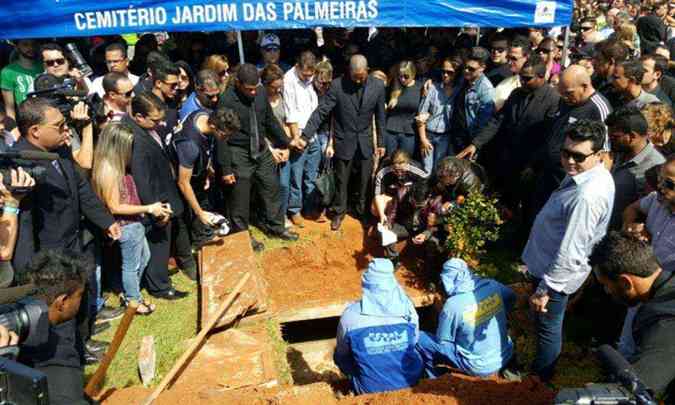 Cristiano Arajo  enterrado sob aplausosBreno Fortes / CB / D.A Press