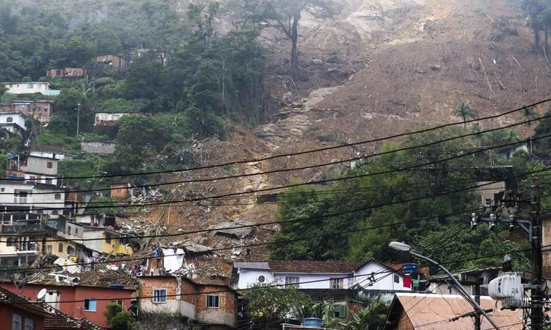 Deslizamento destruiu casas em Petrpolis