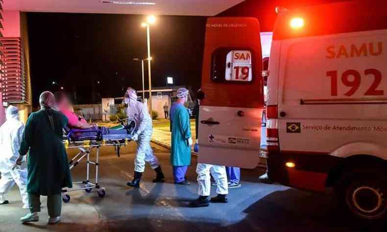 Momento da chegada de paciente com COVID-19 no Hospital Regional Jos Alencar(foto: Prefeitura de Uberaba/Divulgao)