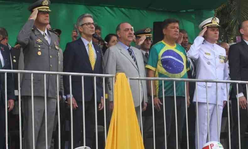 Zema e Carlos Viana em evento do desfile do sete de setembro