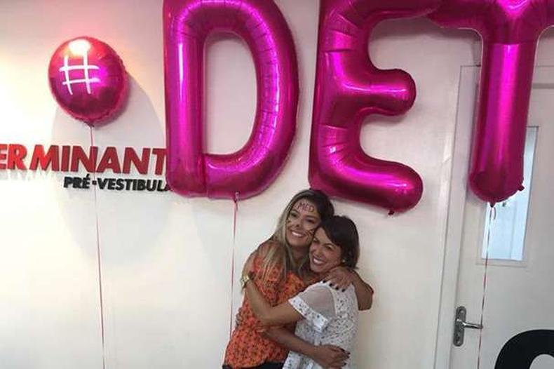 Carol Teixeira e professora Camila do DET(foto: Arquivo pessoal) Carol Teixeira e professora Camila do DET