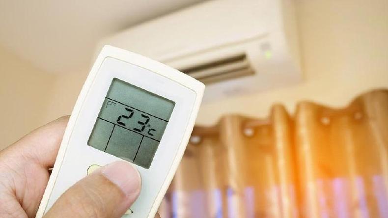 Controle remoto de ar condicionando marcando 23 graus Celsius