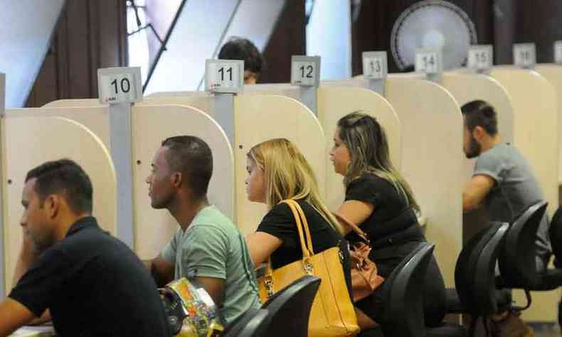 Fila de desempregados no Centro de BH: 34% dos entrevistados no levantamento feito pelo CNDL e pelo SPC tm medo de ficar sem trabalho(foto: Gladyston Rodrigues/EM/D.A Press )