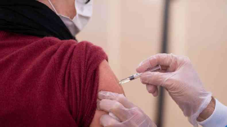 Depois de apenas dez meses, vacinao contra covid-19 comeou(foto: Getty Images)