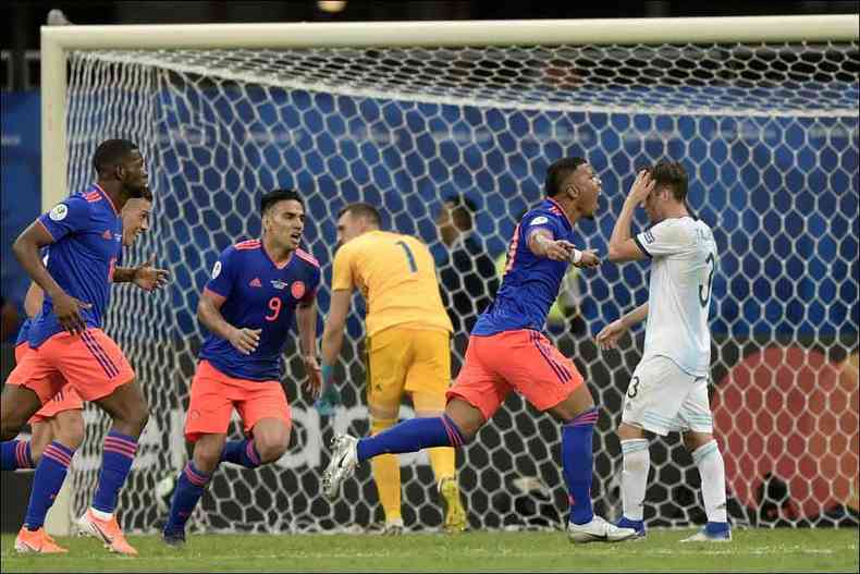 Martinez comemora o primeiro gol colombiano na Fonte Nova(foto: Juan MABROMATA / AFP)