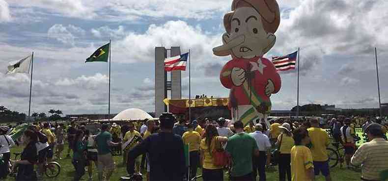 Verso Pinquio da presidente do Brasil - um boneco de plstico inflvel - chama a ateno em Braslia(foto: Bernardo Bittar/CB/D.A Press )