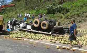 No dia 22 de dezembro carreta tombou na BR-381 e matou duas pessoas(foto: Renan Damasceno/EM DA Press)