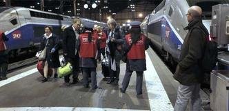 Além do metrô com 213 quilômetros, Paris conta com sistema de trens e veículos leves sobre trilhos (VLT), com condução rápida e eficiente(foto: François Guillot/AFP) Além do metrô com 213 quilômetros, Paris conta com sistema de trens e veículos leves sobre trilhos (VLT), com condução rápida e eficiente(foto: François Guillot/AFP)
