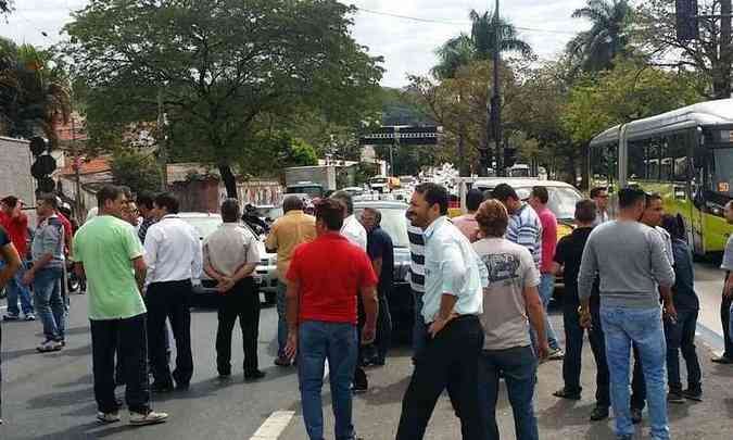 Grupo fecha Avenida Antnio Carlos para protestar contra Uber antes de se reunir com prefeito de BH(foto: Paulo Filgueiras/EM/D.A Press)