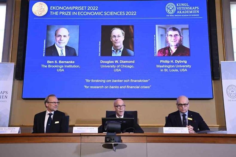 Americanos, que aparecem no tel�o, levam o Nobel de 2022