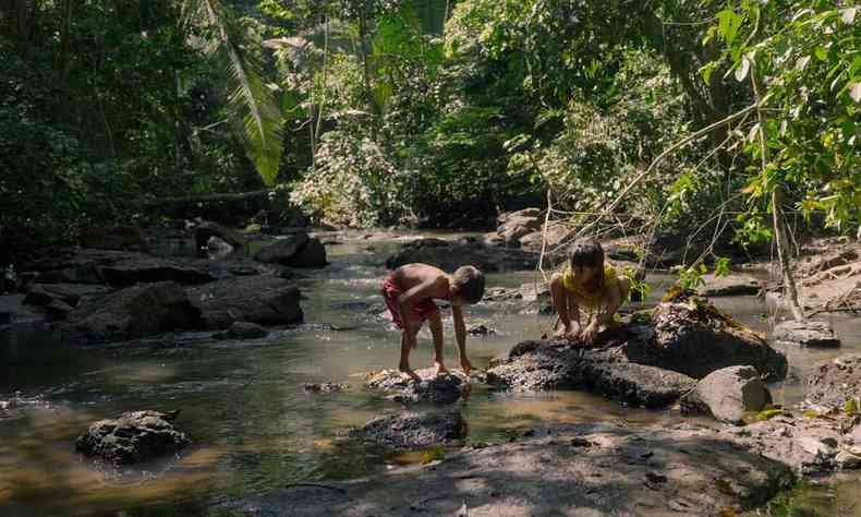 Cena do filme O territrio mostra crianas indgenas brincando no rio em um dia ensolarado