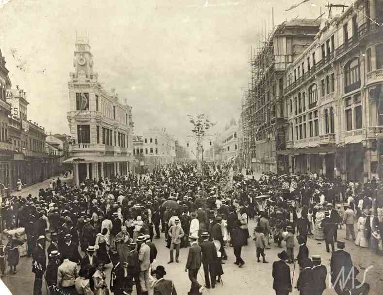 Carnaval no Rio de Janeiro em 1906: Avenida Central, onde a folia era realizada  poca, passou a se chamar Avenida Rio Branco aps a morte do baro(foto: Augusto Malta/Acervo IMS)