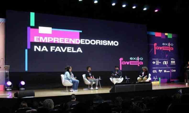 Mesa de debate da Expofavela. A imagem mostra os palestrantes e as logomarcas das marcas patroncinadoras