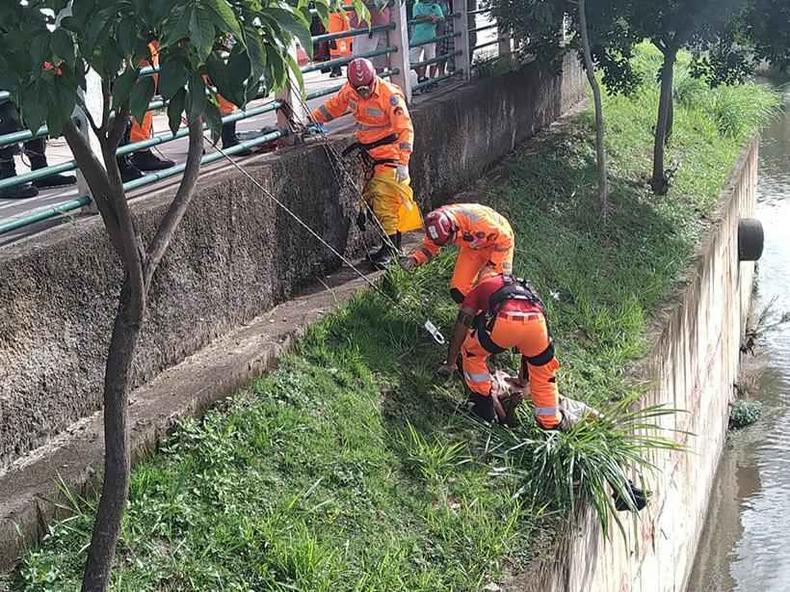 Homem  resgatado pelos Bombeiros depois de ter saltado no Riacho das Areias, em Betim por meio de cordas os bombeiros iaram o homem do leito atendimento  vtima