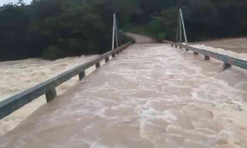 Rio Lambari cobre ponte em Bom Despacho