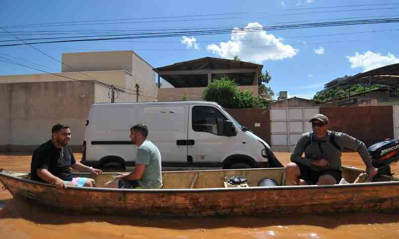 Voluntrios se preparam para mais uma misso de resgate nas guas represadas no Bairro So Pedro