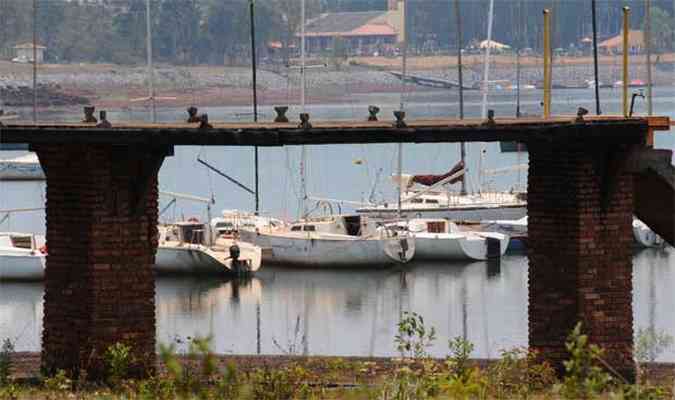 Em Nova Lima, barcos dos scios da Lagoa dos Ingleses esto parados por causa da seca em Minas(foto: Euler Junior/EM/D.A Press)