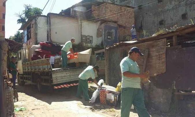 Famílias começaram a deixar as áreas de risco nesta segunda-feira. Moradores notificados nesta terça-feira têm 48h para deixar as casas(foto: Paulo Filgueiras/ EM/ D.A Press) Famílias começaram a deixar as áreas de risco nesta segunda-feira. Moradores notificados nesta terça-feira têm 48h para deixar as casas(foto: Paulo Filgueiras/ EM/ D.A Press)