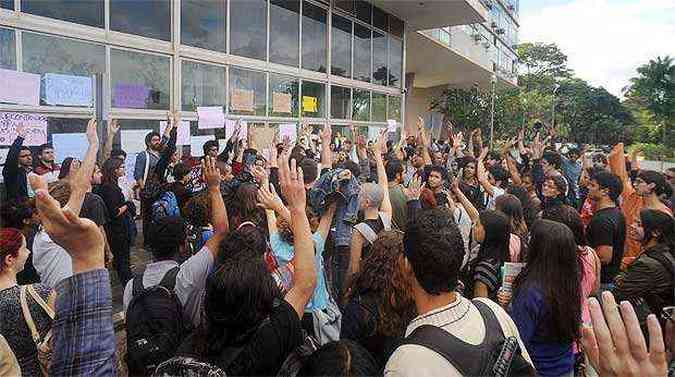 Estudantes fizeram um protesto contra a presena de policiais na UFMG (foto: Leandro Couri/EM/D.A Press)