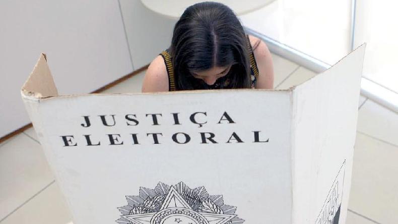 Eleitora em cabina de votao