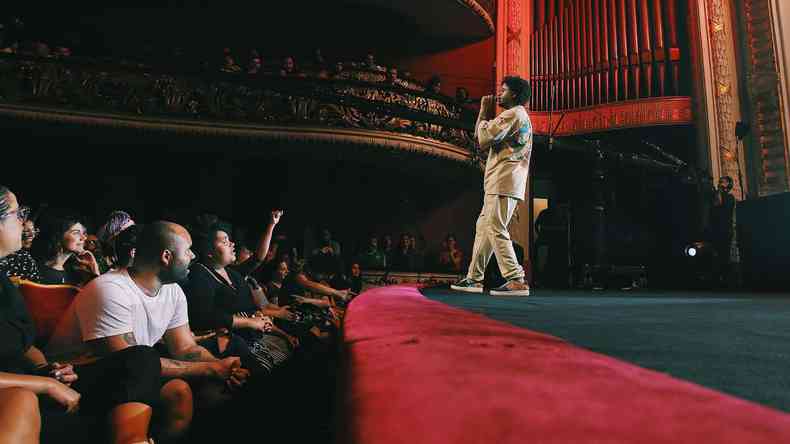 Documentrio Emicida: AmarElo -  Tudo Pra Ontem, da Netflix, passeia pela histria e mostra os bastidores do show do rapper no Teatro Municipal de So Paulo(foto: Divulgao)