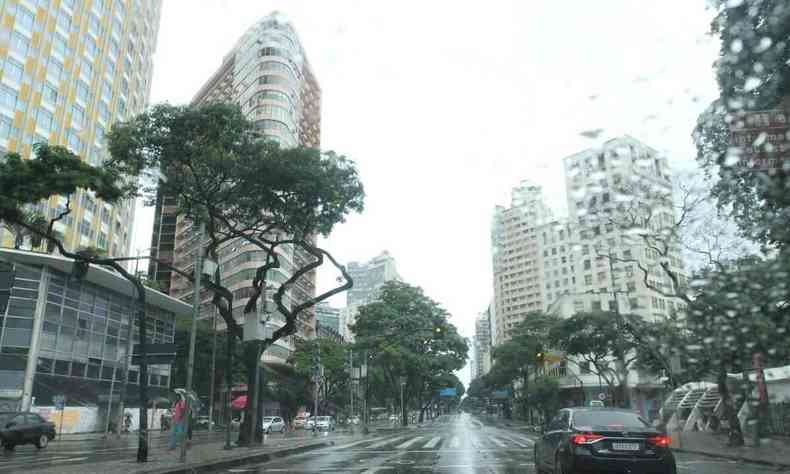Chuva na Praça Sete