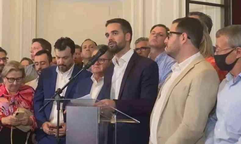 Eduardo Leite em coletiva de imprensa