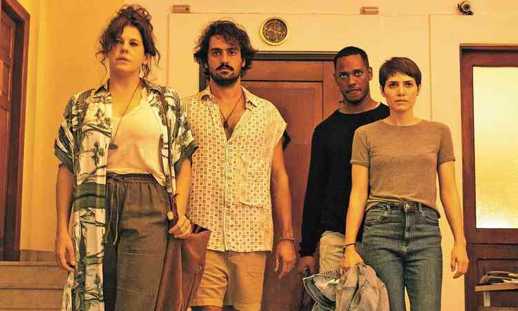Barbara Paz, Tulio Starling, Dan Ferreira e Leticia Colin, de p em corredor, encaram a cmera em cena de 'A porta ao lado'