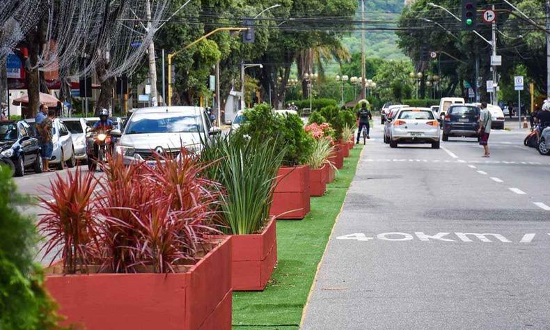 Vista de avenida em Valadares