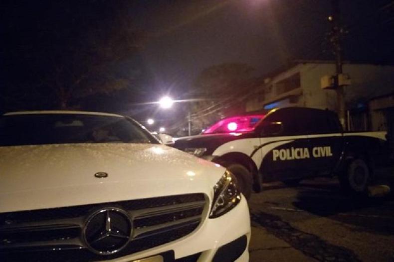 Momento em que ocorreu a prisão do advogado que saía do motel com duas adolescentes(foto: PCMG) Carro de luxo de advogado autor de exploração sexual