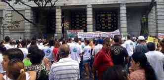 Membros de associaes de moradia fecham Avenida Afonso Pena para pressionar prefeito(foto: Adriano Ventura/Divulgao)