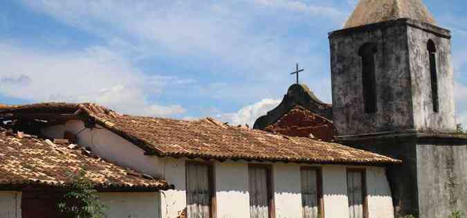 Construda por bandeirantes vindos da Bahia, a Igreja de Nossa Senhora do Rosrio est cercada de mato.(foto: Marcelo Jnior/Divulgao)