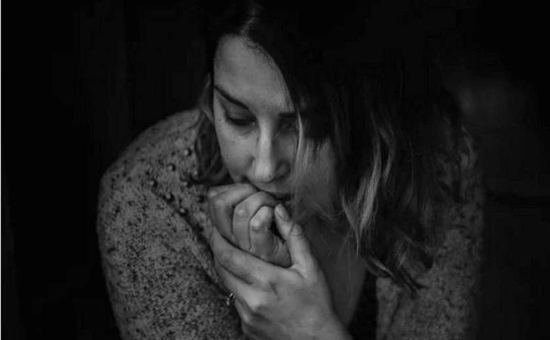 Apesar da 'dezembrite' não ser uma doença, ela pode tanto prejudicar como piorar problemas de saúde, pois o nosso corpo é extremamente sensível (foto: Pixabay/Pexels) Mulher estressada